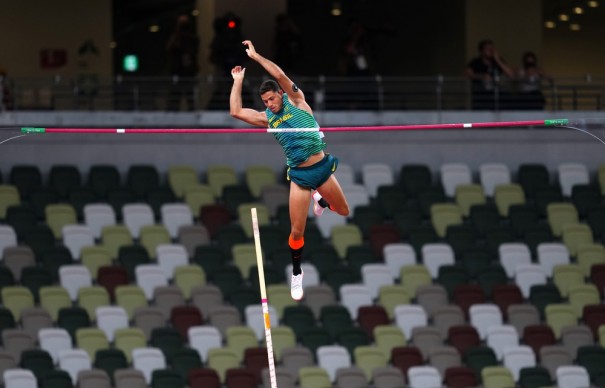 Thiago Braz, ouro no Rio, sobe mais uma vez ao p�dio ol�mpico e leva o bronze em T�quio