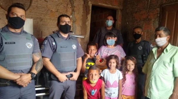 Policiais Militares levam bolo e comemoram o aniversrio de menino de 9 anos no Jardim Brasil em Adamantina