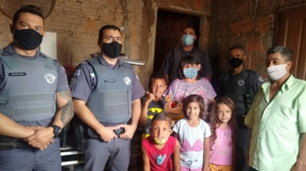Policiais Militares levam bolo e comemoram o anivers�rio de menino de 9 anos no Jardim Brasil em Adamantina