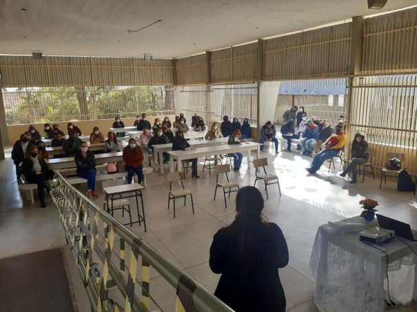 Sa�de capacita profissionais para o retorno das aulas em Luc�lia