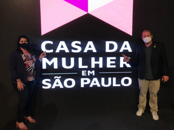 Prefeita e vice-prefeito de Osvaldo Cruz participaram do lanamento do programa Casa da Mulher em So Paulo
