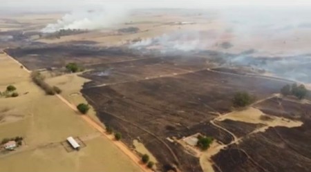 Incêndio de grandes proporções atinge área na região da Fazenda Negrinha