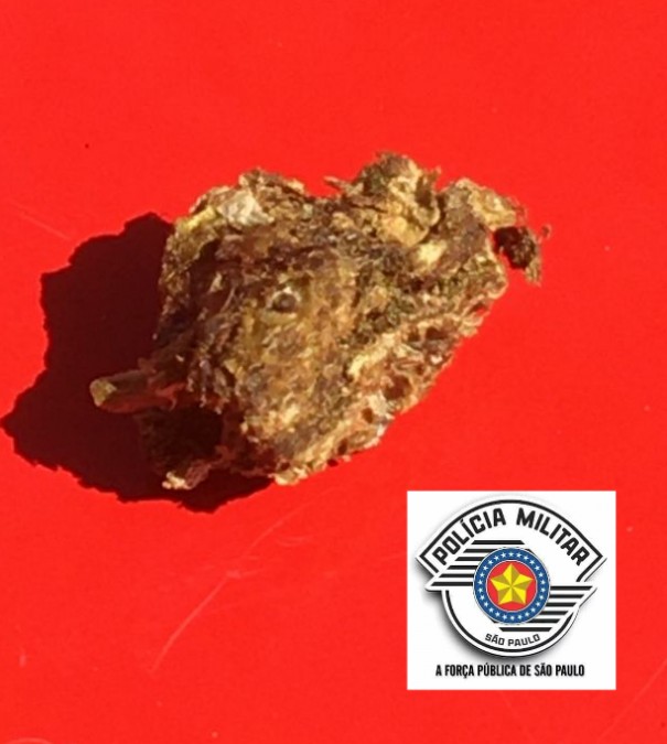 Homem tenta esconder maconha na boca e � flagrado na Vila Esperan�a, em Osvaldo Cruz