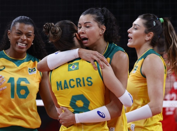 Brasil se imp�e, vira sobre a R�ssia e vai � semifinal no v�lei feminino