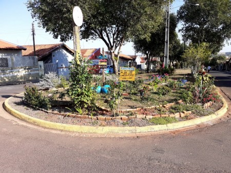 Moradores do Bairro Álvaro Campoy dão exemplo e transformam local que era depósito de lixo em um jardim