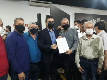 Sagres recebe documento para início de 50 novas casas populares pelo Estado