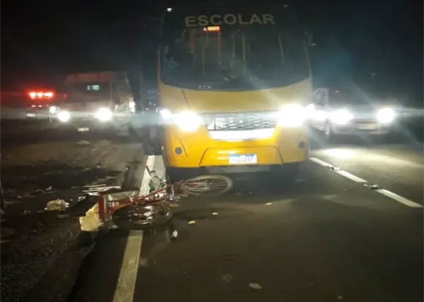 �nibus escolar atropela ciclista na SP-294 em Irapuru