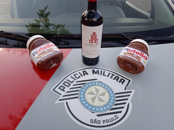 Mulher � presa em flagrante pela Pol�cia Militar ap�s furto a dois supermercados, em Osvaldo Cruz