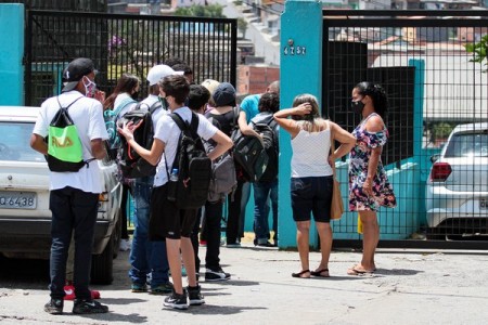 Governo de SP pagará R$ 1 mil por ano a alunos do ensino médio para mantê-los na escola