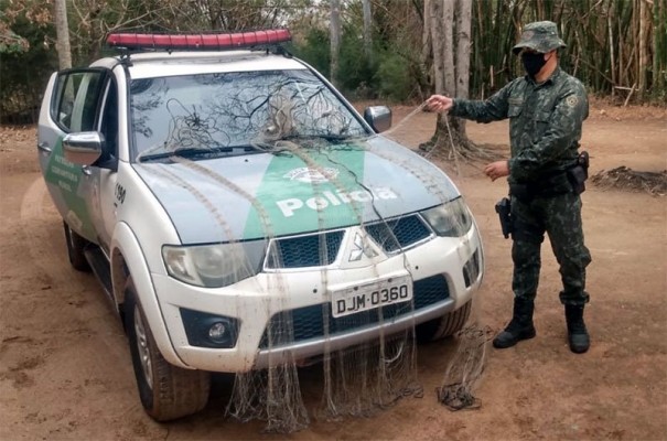 Pol�cia Ambiental apreende redes de pesca armadas no Rio do Peixe em Parapu�