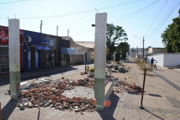 Prefeitura de Parapu� inicia a retirada do cal�ad�o; tr�nsito de ve�culos ser� liberado no local