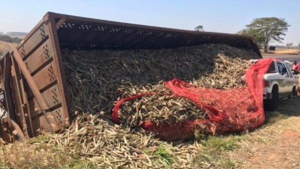M�dulo de bitrem estacionado com carga de cana tomba sobre camionete na SP-294