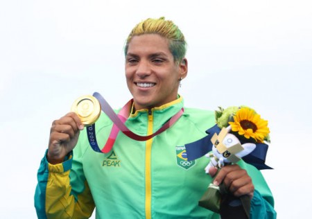 Ana Marcela Cunha conquista ouro na maratona aquática