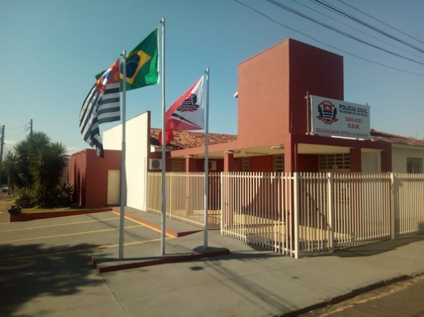 Tio suspeito de ter esfaqueado e matado a pr�pria sobrinha se entrega � Pol�cia Civil