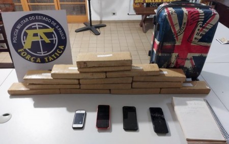 Jovem é apreendida com mais de 15 quilos de maconha em mala e homem que receberia a droga também acaba detido