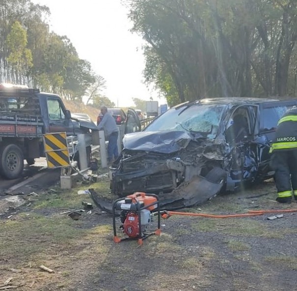 Batida frontal de ve�culos na Rodovia Comandante Jo�o Ribeiro de Barros deixa uma pessoa ferida em Junqueir�polis