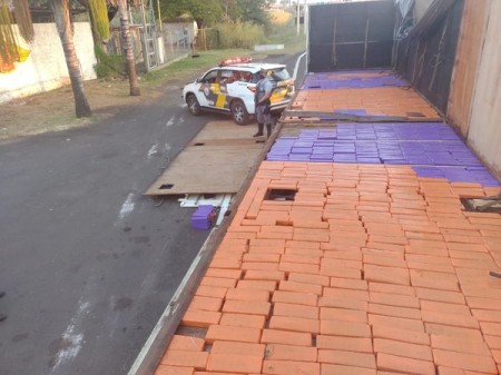 Homem é preso após ser flagrado com tabletes de maconha escondidos em fundo falso de carreta em rodovia de Marília