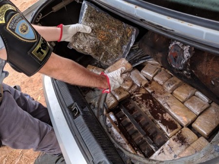 Polícia Rodoviária encontra maconha e skank durante fiscalização em carro e prende motorista em flagrante
