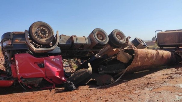 Homem morre ap�s tombamento de caminh�o em estrada vicinal em Junqueir�polis