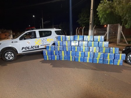 Mais de 800 tabletes de maconha são localizados em carro abandonado em meio a milharal, em Nantes