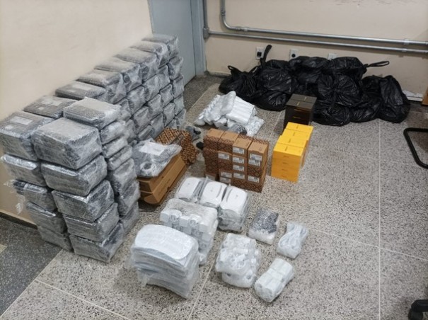 Policiais desconfiam de carro com suspens�o traseira baixa e localizam mais de 750 produtos eletr�nicos sem nota fiscal