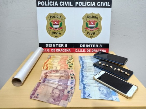 Dono de 'biqueira' tenta dispensar por��es de crack no vaso sanit�rio e acaba preso