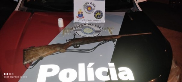 Rifle de calibre 22 e muni��es s�o localizados em carro e homem acaba preso