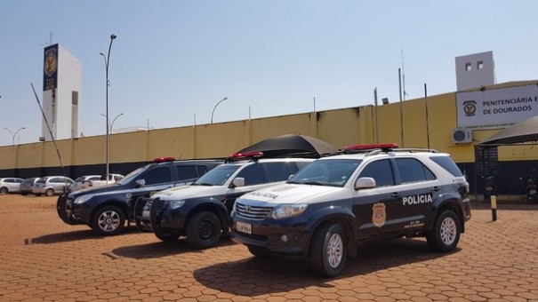 Pol�cia prende dupla suspeita de participar de morte de homem encontrado com ferimento no pesco�o, em Panorama