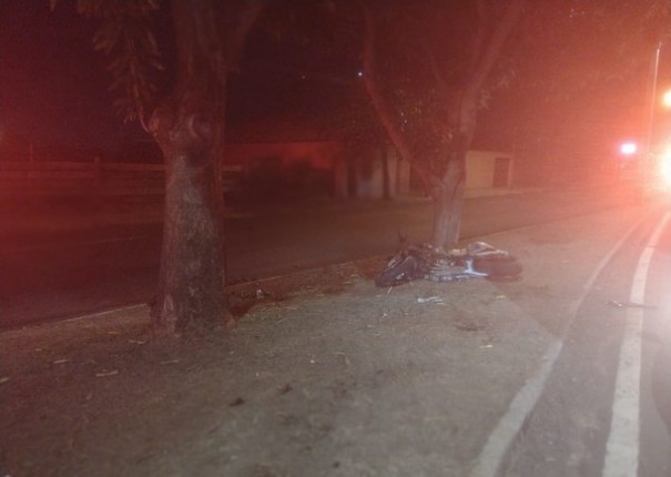 Ap�s invadir rua interditada, motociclista bate em poste ca�do, atinge �rvore e morre