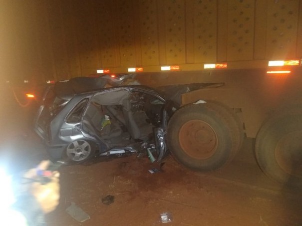 Motorista morre ap�s bater carro contra caminh�o carregado com cana-de-a��car, em Ouro Verde