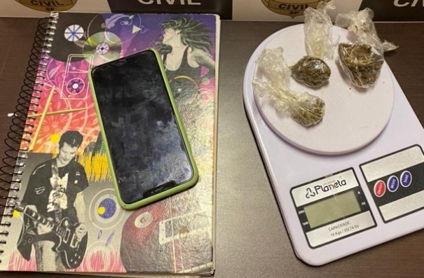 Opera��o contra o tr�fico de drogas prende rapaz de 21 anos em flagrante e cumpre mandados de busca e apreens�o