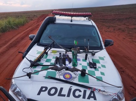 Artefatos utilizados para caça de animais silvestres são apreendidos pela Polícia Ambiental em Martinópolis