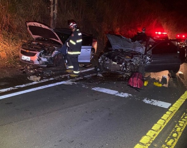 Batida frontal entre carros deixa motoristas em estado grave e grav�ssimo