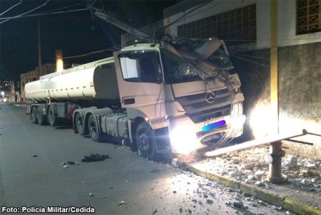 Motorista sofre mal súbito e carreta colide contra poste de energia em Tupã