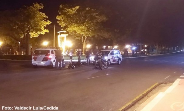 Colis�o entre motos fere duas pessoas no centro de Bastos 