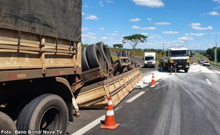 Carreta com sacos de adubo tomba e carga fica espalhada na rodovia 