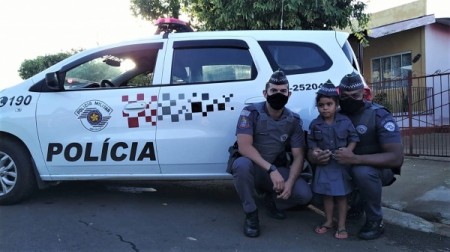 Fã da Polícia Militar, menina de Mariápolis, de 3 anos, ganha fardamento infantil