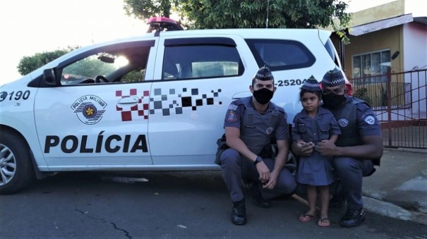 F� da Pol�cia Militar, menina de Mari�polis, de 3 anos, ganha fardamento infantil