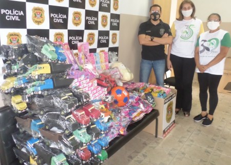 Polícia Civil efetua entrega de brinquedos em Pacaembu