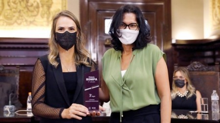 Juíza Ruth Menegatti recebe Prêmio por iniciativa de combate à violência contra a mulheres