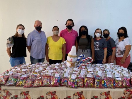 Rotaract Club entrega Sacolinhas de Natal para as crianças de projetos de Osvaldo Cruz