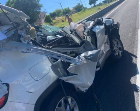 Mulher fica ferida após bater carro em caminhão em rodovia de Marília