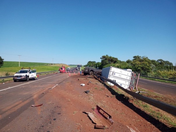 Tombamento de carreta deixa duas pessoas feridas na Rodovia Raposo Tavares