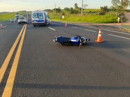 Motociclista morre ao ser atingido por carro em rodovia de Pompeia