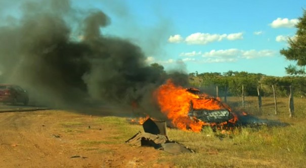 Fogo destr�i carro �s margens da estrada de acesso ao distrito de Coronel Goulart, em �lvares Machado