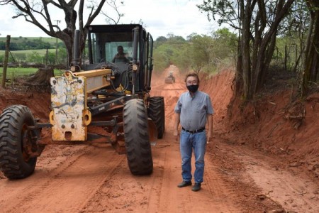 Parapuã promove manutenção de estrada rural em parceria com Estado