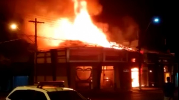Inc�ndio atinge cinco estabelecimentos na noite da v�spera de Natal em Tupi Paulista