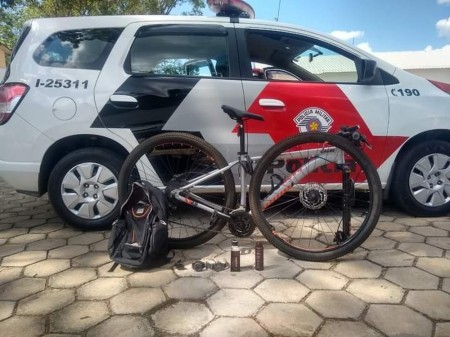 Ladrão usa imóvel fechado para esconder bicicleta, relógios, e anel de formatura furtados, mas PM localiza produtos após denúncia