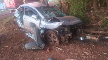 Colisão de carro contra defensa metálica e árvore mata rapaz de 20 anos na Rodovia Jorge Bassil Dower