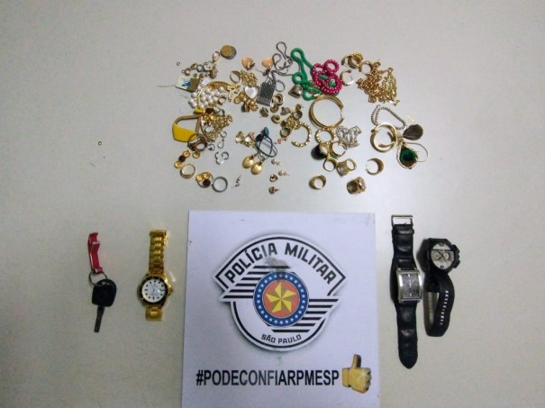 Suspeito de participar de assalto em resid�ncia � encontrado pela PM com rel�gio roubado